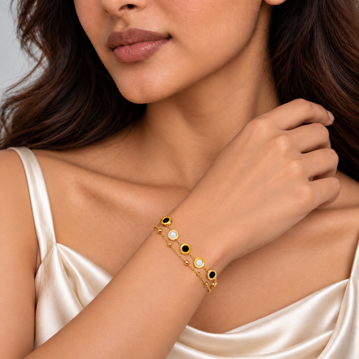 Noor Contrast Circle Bracelet