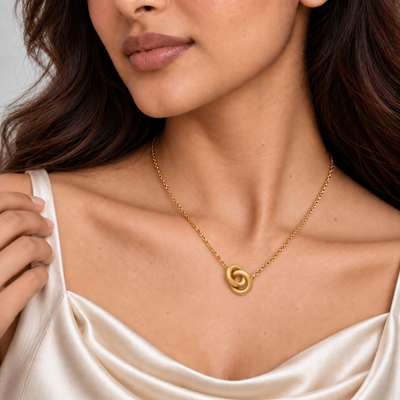 Saanvi Interlocked Circle Necklace — angled model view